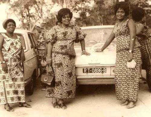 trois femmes africaines (des Nanas Benz) pausent devant leurs voitures Mercedes Benz