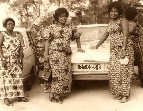 Photo des années 1960 montrant des vendeuses de wax devenues des Nanas Benz
