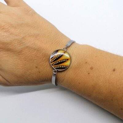bracelet en wax jaune porté au poignet