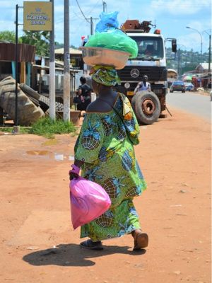 Femme portant du wax dans une rue de Lambaréné au Gabon