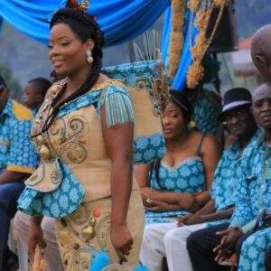 plusieurs personnes habillé du même tissu wax bleu turquoise lors d'un mariage coutumier au Gabon