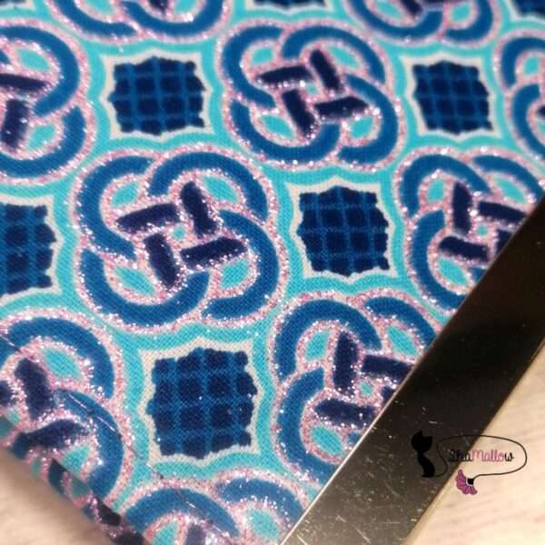 Portefeuille en wax motif géométrique bleu à paillettes roses