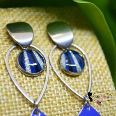 Boucles d'oreilles pendantes en wax bleu et émail bleu