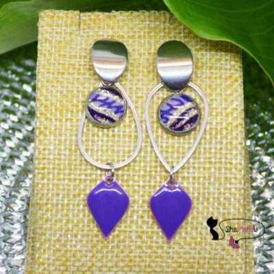 Boucles d'oreilles pendantes en wax bleu violet paillettes dorées et émail bleu violet