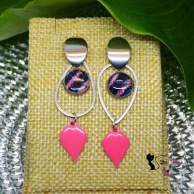 Boucles d'oreilles pendantes en wax plume de paon bleue paillettes roses et émail rose
