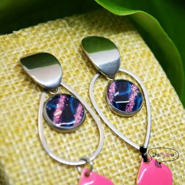 Boucles d'oreilles pendantes en wax plume de paon bleue paillettes roses et émail rose