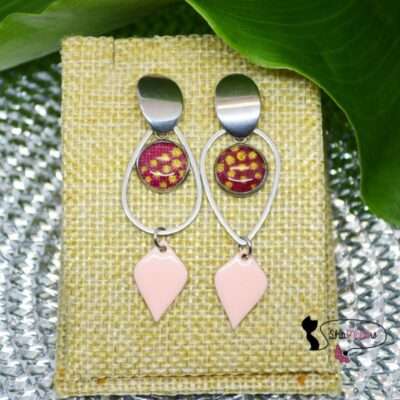 Boucles d'oreilles pendantes en wax rose antique paillettes dorées et émail rose pastel