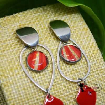 Boucles d'oreilles pendantes en wax rouge paillettes dorées et émail rouge