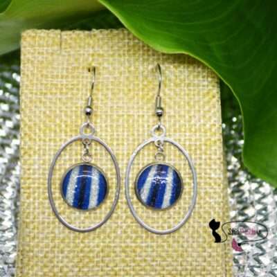 Boucles d'oreilles pendantes ovales en wax bleu paillettes argentées