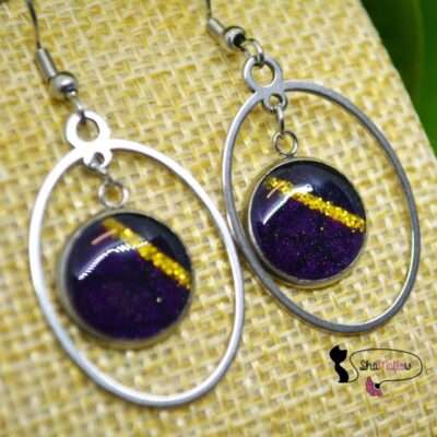 Boucles d'oreilles pendantes ovales en wax violet paillettes dorées