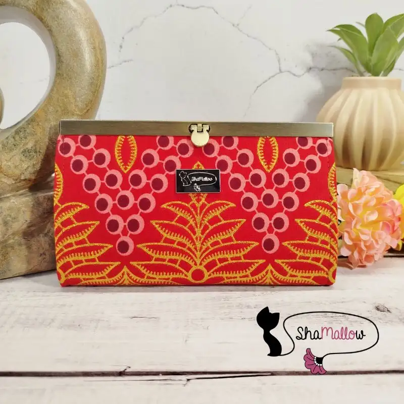 Portefeuille en wax rouge motifs circulaires et floraux dorés