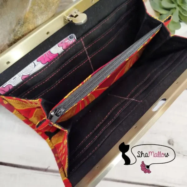 Portefeuille en wax rouge à motifs graphiques et losanges dorés – Image 2