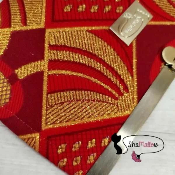 Portefeuille en wax rouge à motifs graphiques et losanges dorés – Image 3