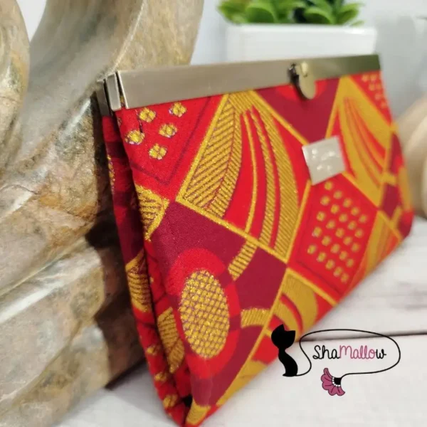 Portefeuille en wax rouge à motifs graphiques et losanges dorés – Image 4