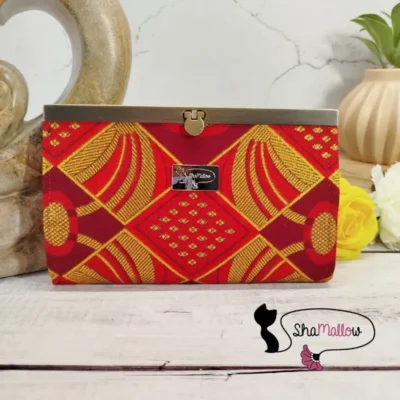 Portefeuille en wax rouge à motifs graphiques et losanges dorés