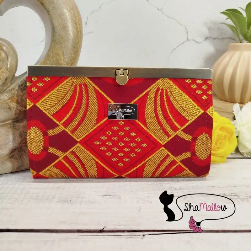 Portefeuille en wax rouge à motifs graphiques et losanges dorés