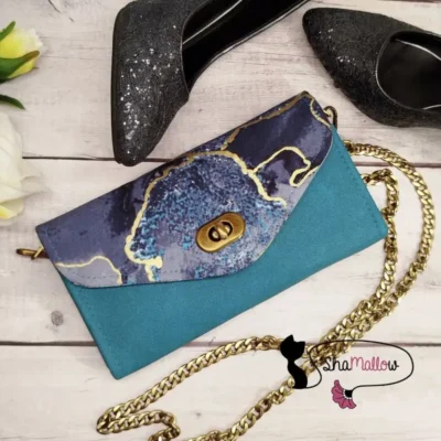 Pochette de soirée en similicuir bleu turquoise et tissu wax marbré gris