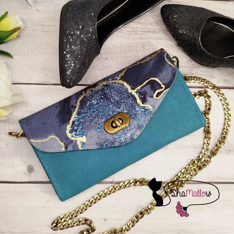 Pochette de soirée en similicuir bleu turquoise et tissu wax marbré gris