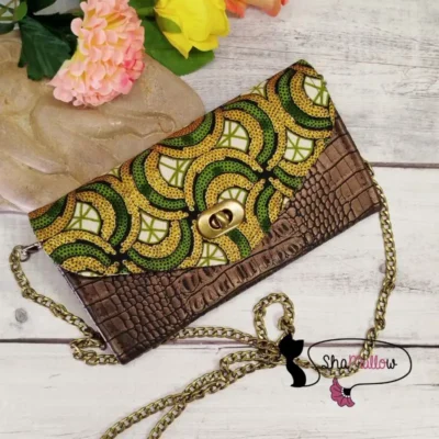 Pochette de soirée en similicuir croco bronze et wax géométrique vert à paillettes dorées