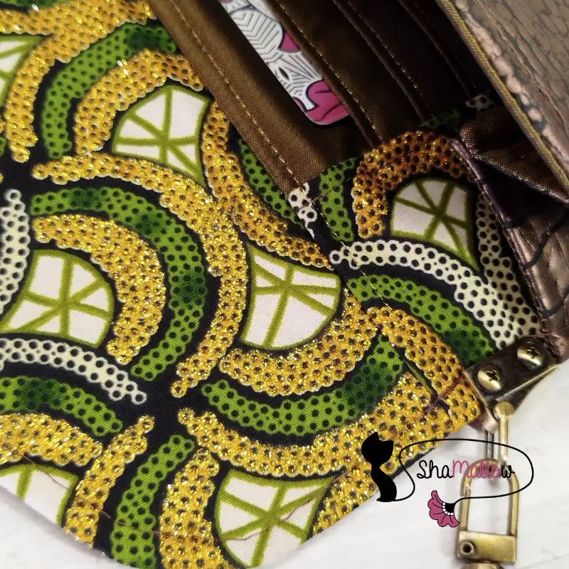 Pochette de soirée en similicuir croco bronze et wax géométrique vert à paillettes dorées – Image 5