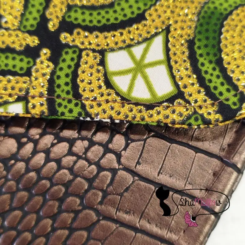 Pochette de soirée en similicuir croco bronze et wax géométrique vert à paillettes dorées – Image 3