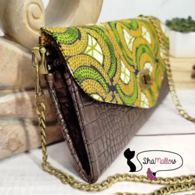 Pochette de soirée en similicuir croco bronze et wax géométrique vert à paillettes dorées