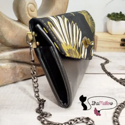 Pochette de soirée en similicuir noir et wax marguerite dorée