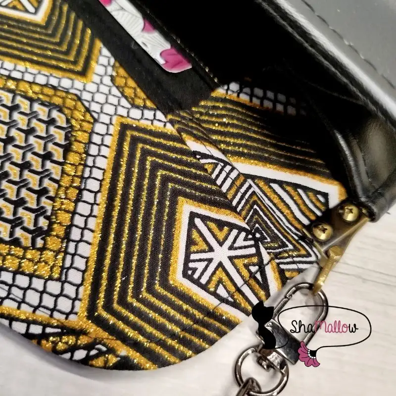 Pochette de soirée en similicuir noir & wax géométrique noir/blanc à paillettes dorées – Image 3