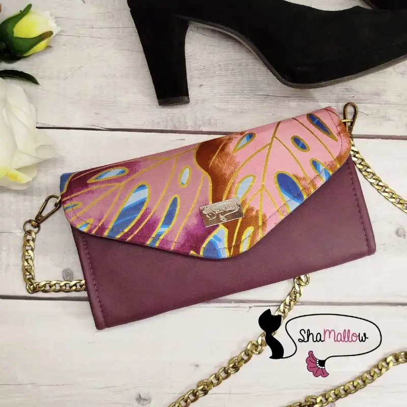 Pochette de soirée en similicuir prune et tissu wax feuille de monstera rose