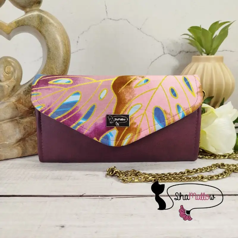 Pochette de soirée en similicuir prune et tissu wax feuille de monstera rose – Image 3