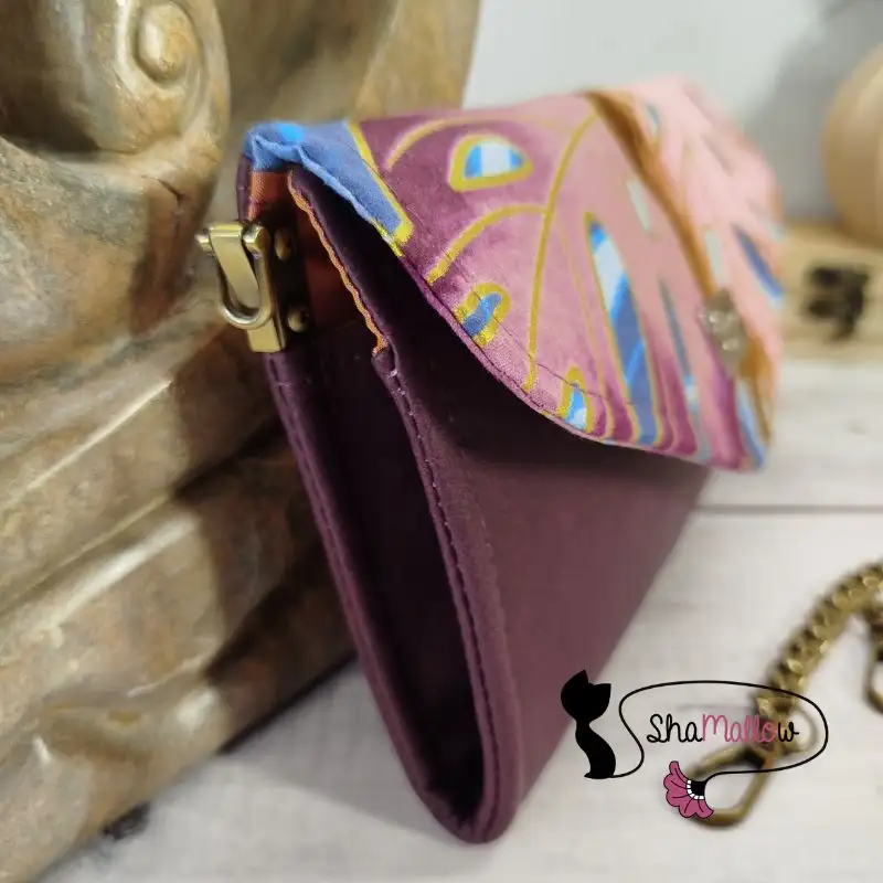 Pochette de soirée en similicuir prune et tissu wax feuille de monstera rose – Image 4