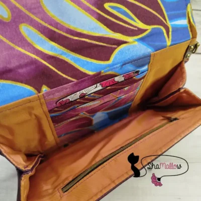 Pochette de soirée en similicuir prune et tissu wax feuille de monstera rose