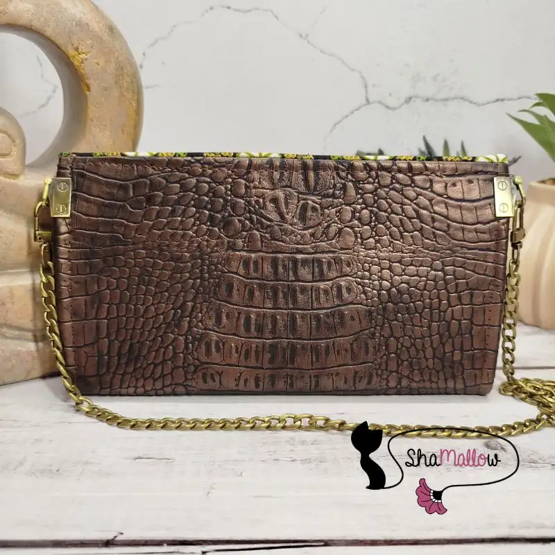 Pochette de soirée en similicuir croco bronze et wax géométrique vert à paillettes dorées – Image 6