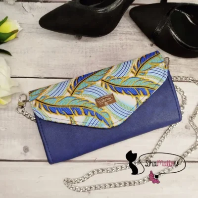 Pochette de soirée en similicuir bleu et tissu wax plume paillettes dorées