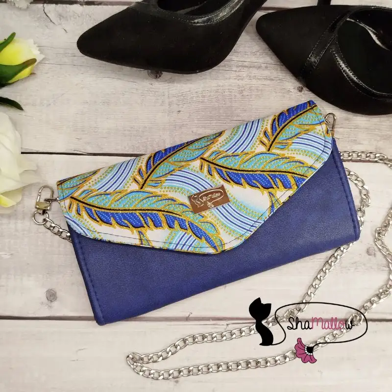 Pochette de soirée en similicuir bleu et tissu wax plume paillettes dorées