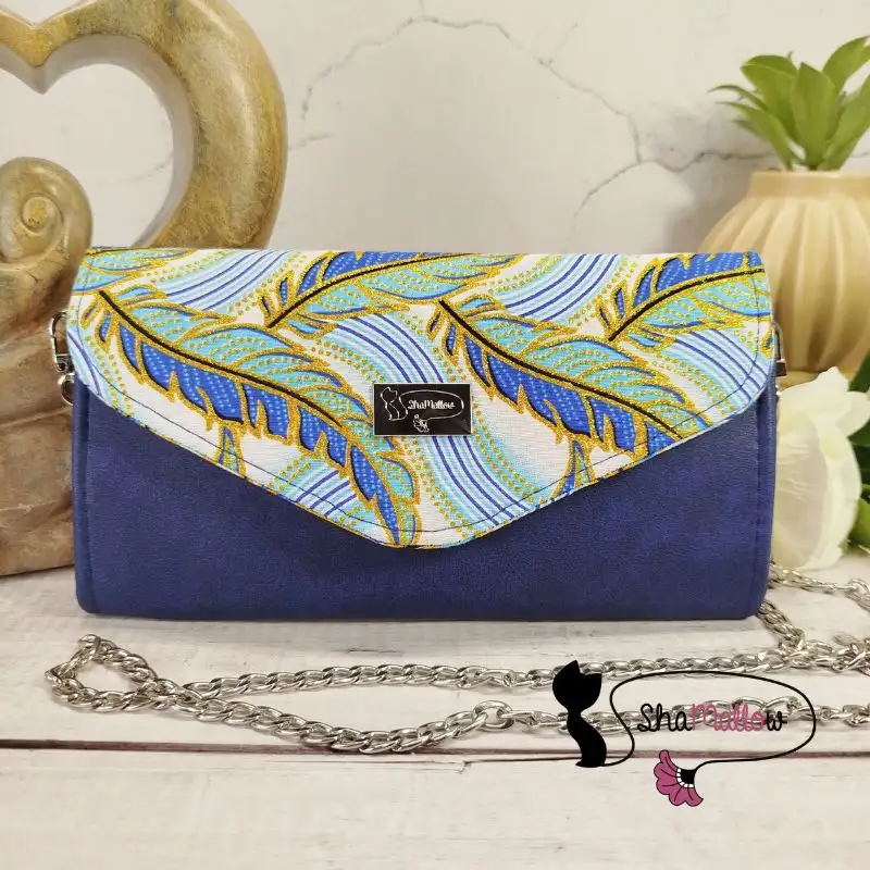 Pochette de soirée en similicuir bleu et tissu wax plume paillettes dorées – Image 3