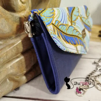 Pochette de soirée en similicuir bleu et tissu wax plume paillettes dorées