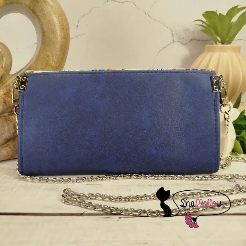 Pochette de soirée en similicuir bleu et tissu wax plume paillettes dorées – Image 4