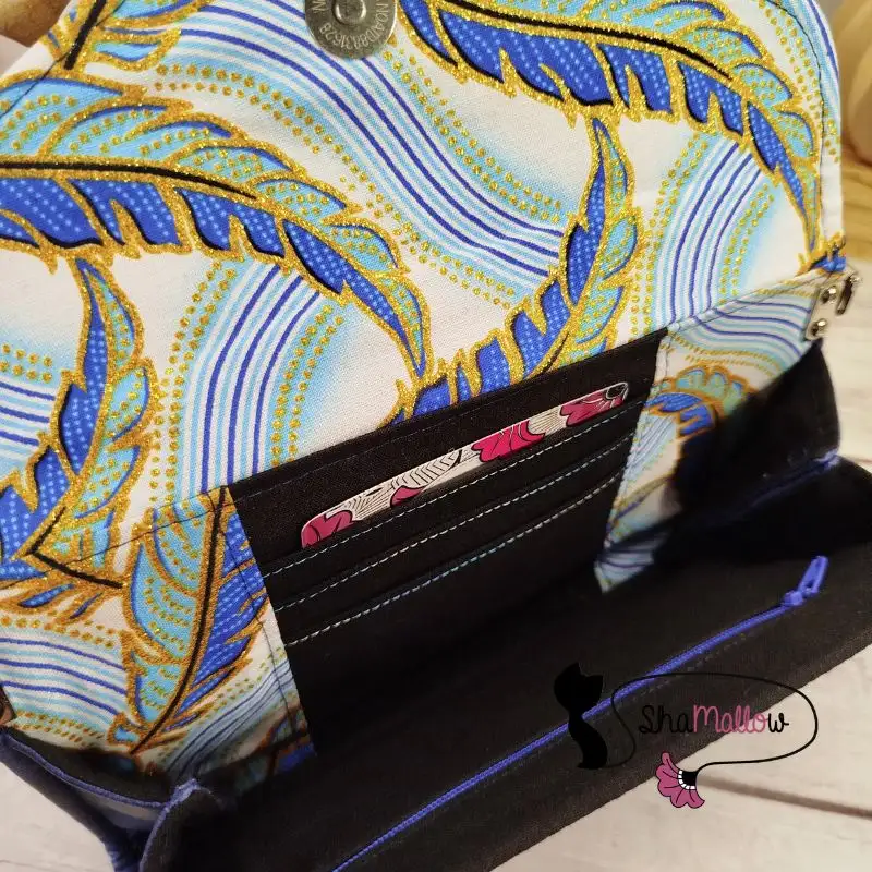 Pochette de soirée en similicuir bleu et tissu wax plume paillettes dorées – Image 5