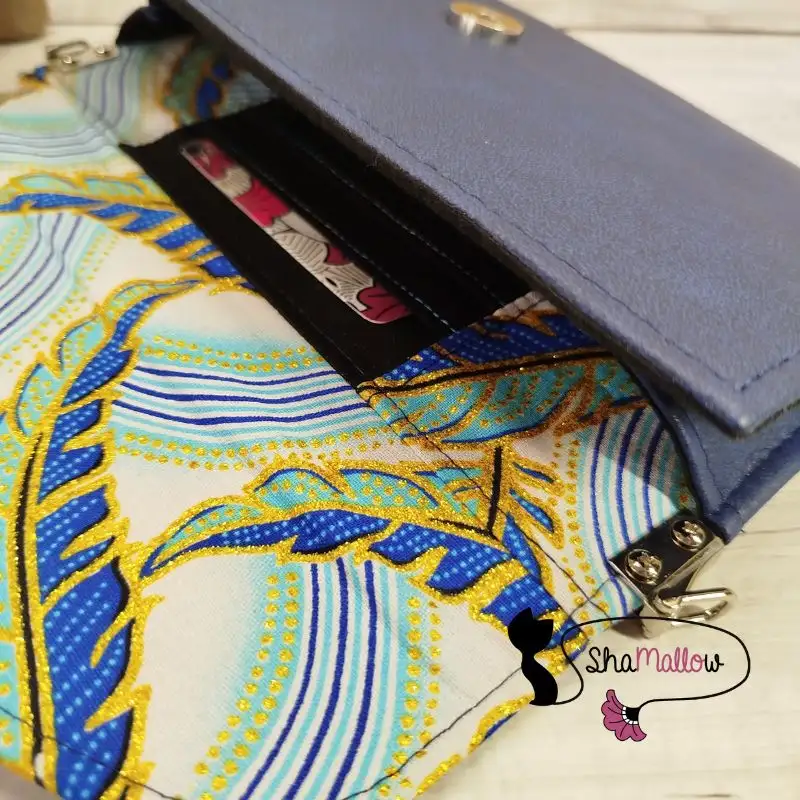 Pochette de soirée en similicuir bleu et tissu wax plume paillettes dorées – Image 6