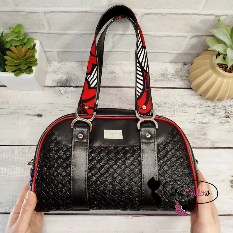 Sac rétro noir effet tissé et fleurs de mariage rouge